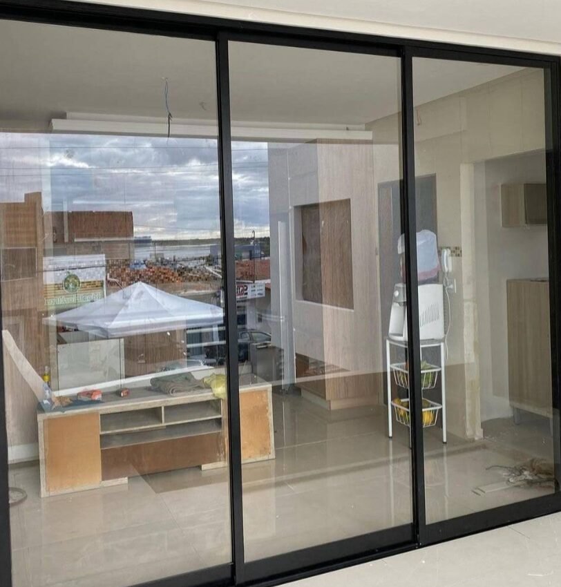 Porta de vidro de correr com vista para a cidade