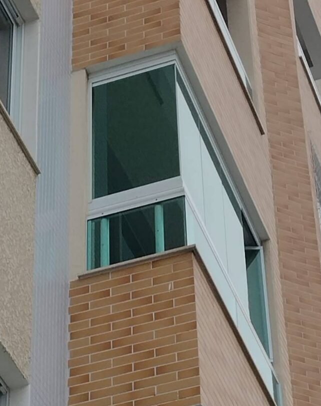 Fechamento de sacada visto pela fachada do prédio